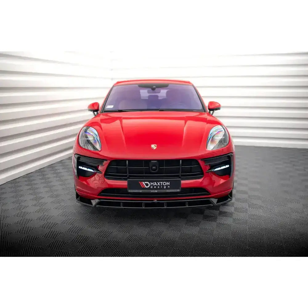 Frontspoiler på Porsche Macan Mk1 Facelift 18-21 sett forfra med svart grill og LED-lys.
