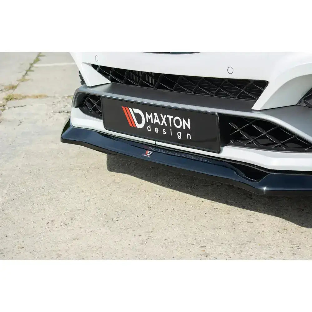 Front lip på Renault Megane IV Rs, sort blank frontsplitter montert under grill med Maxton Design-skilt.