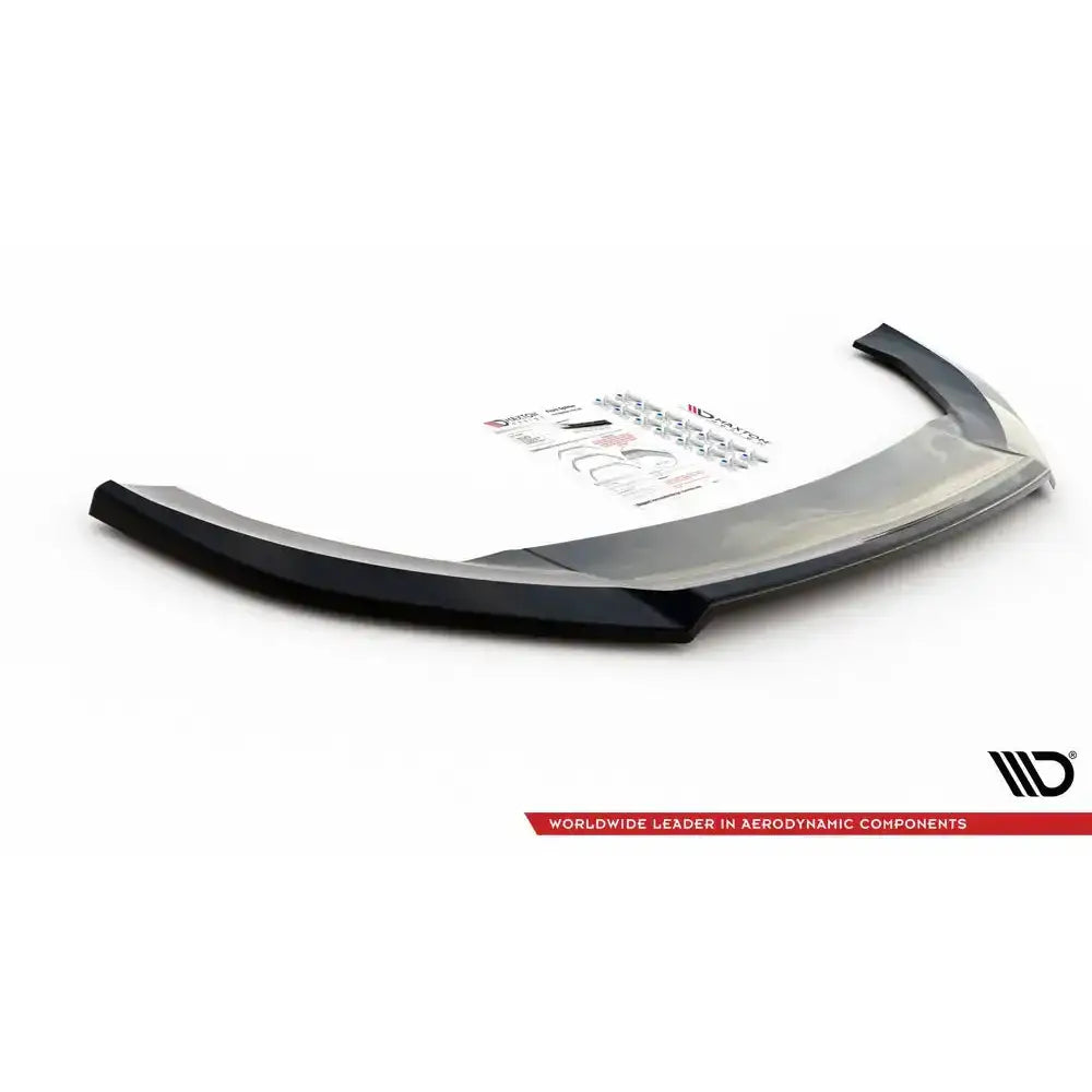 Front lip til Seat Cupra Leon V.2, sort og transparent plast med monteringsutstyr på hvit bakgrunn.