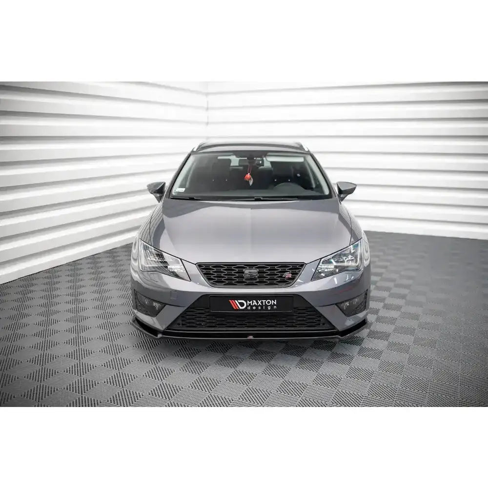 Frontspoiler på Seat Leon FR Cupra Mk3 12-16, sett forfra i lyst rom med rutete gulv.