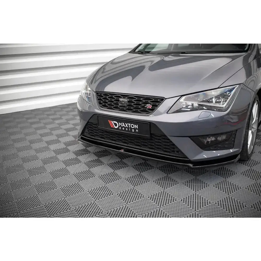 Frontsplitter på Seat Leon FR med Maxton Design-logo, sportslig frontfanger, grått gulv med mønster.