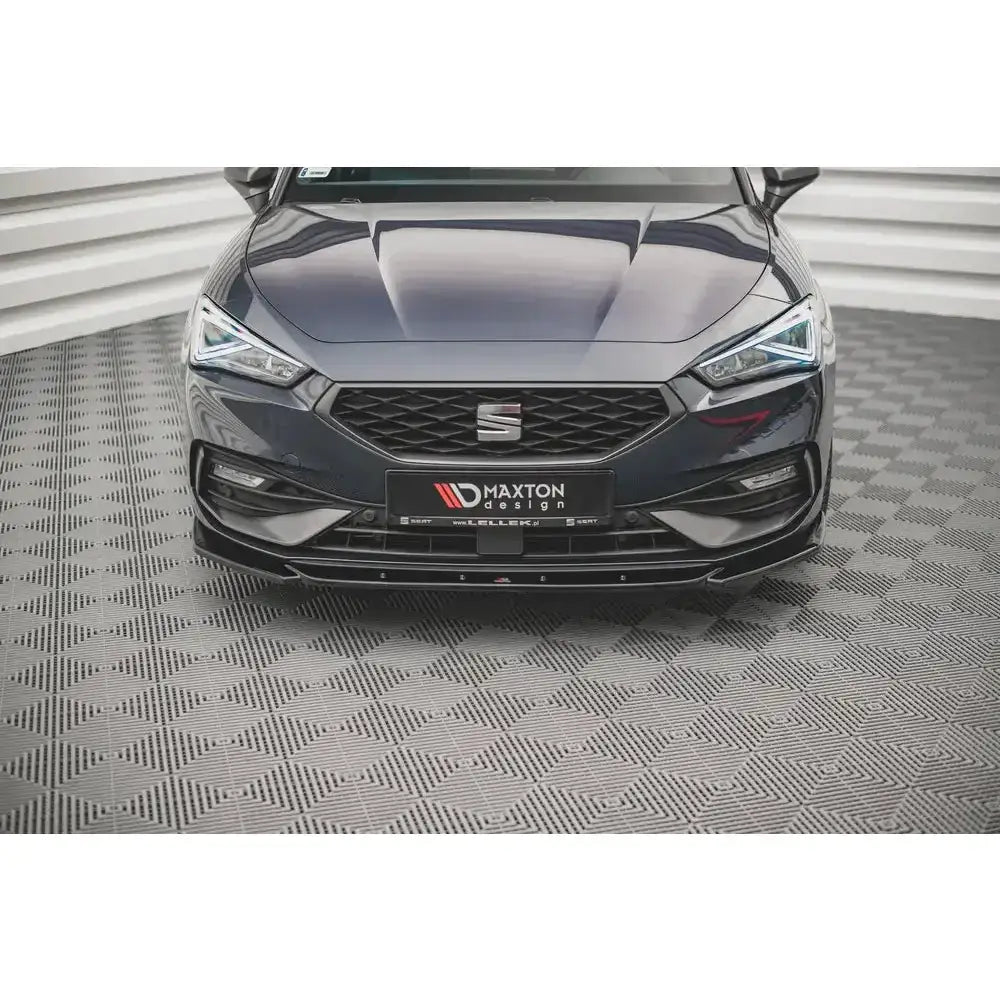 Frontsplitter til Seat Leon FR Mk4 V.2, montert foran med svart grill og Maxton Design-logo.
