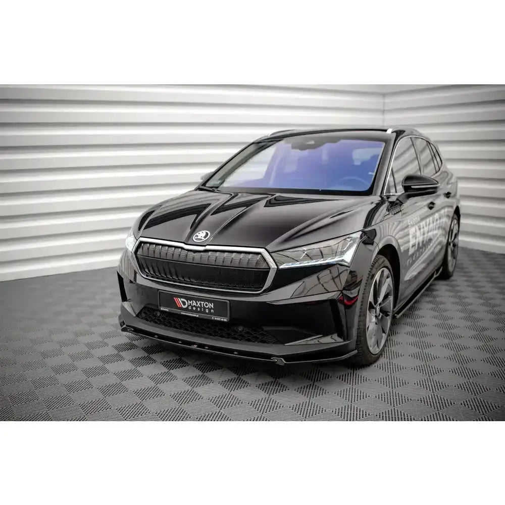 Frontsplitter på Skoda Enyaq iV V.2 i sort glanset finish med synlig frontgrill og logo.
