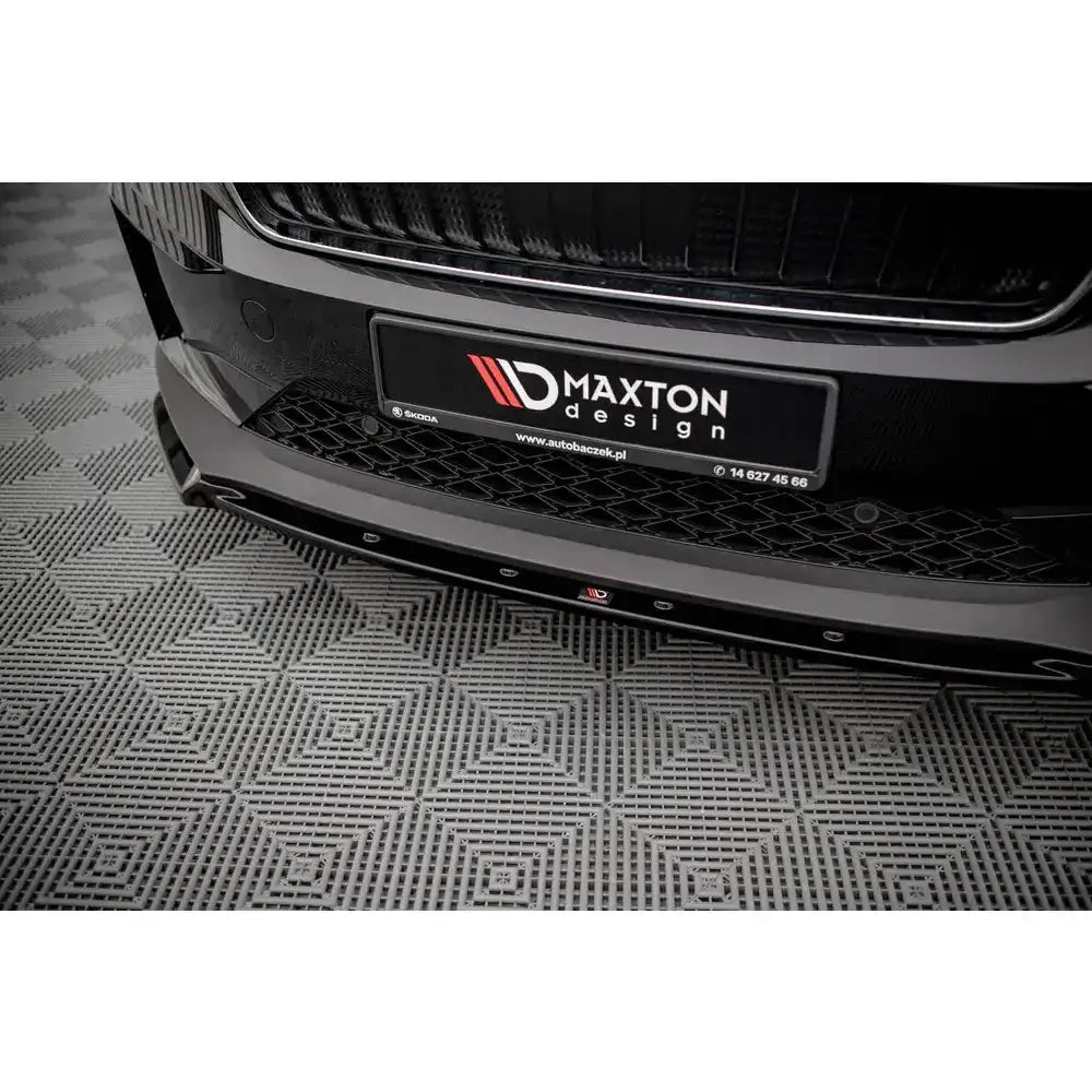 Front lip på Skoda Enyaq iV med sort frontsplitter, sølvskruer og Maxton Design-logo sett forfra.