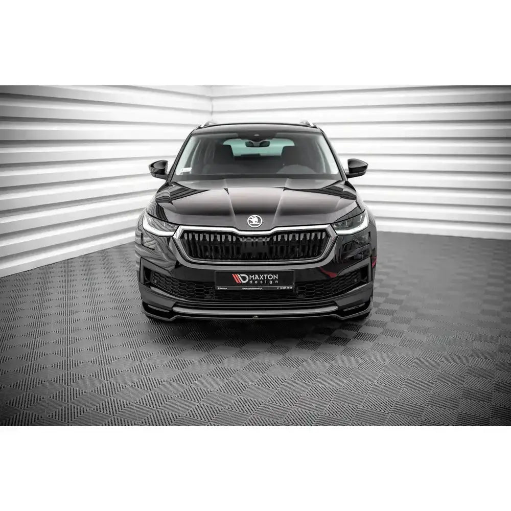Frontspoiler på Skoda Kodiaq Mk1 Facelift 19- sett forfra med blank grill og markerte panserlinjer.