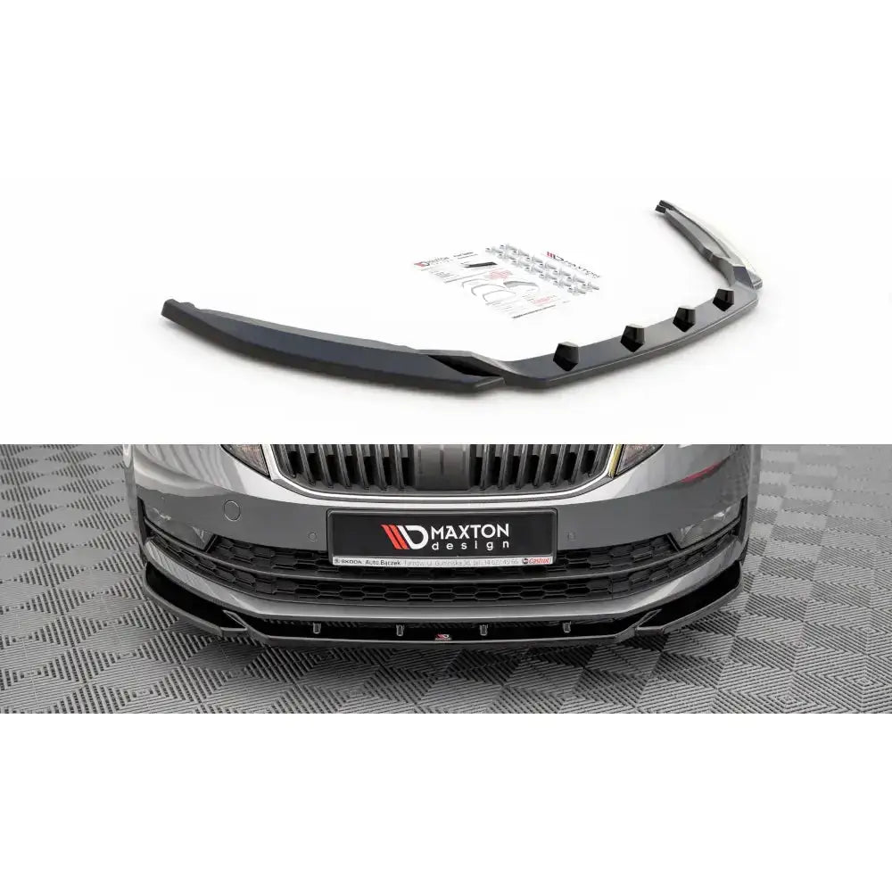 Frontleppe til Skoda Octavia Mk3 Facelift 16-20 i sort plast med markerte kanter, montert på bil.