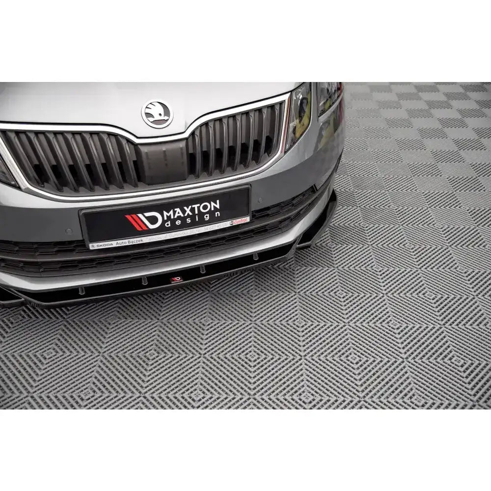 Frontsplitter til Skoda Octavia Mk3 Facelift vist som sort plastdel på sølvfarget bil, sett ovenfra.