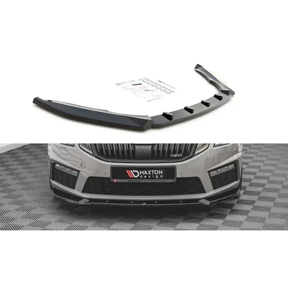 Frontleppe Skoda Octavia RS Mk3 Facelift V.2, sort plast med matt finish, vist med monteringsutstyr.
