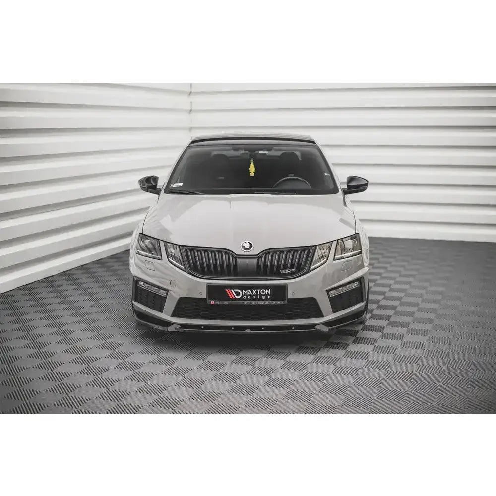 Frontspoiler på Skoda Octavia RS Mk3 Facelift 16-19, sett forfra med sorte detaljer i lyst rom.