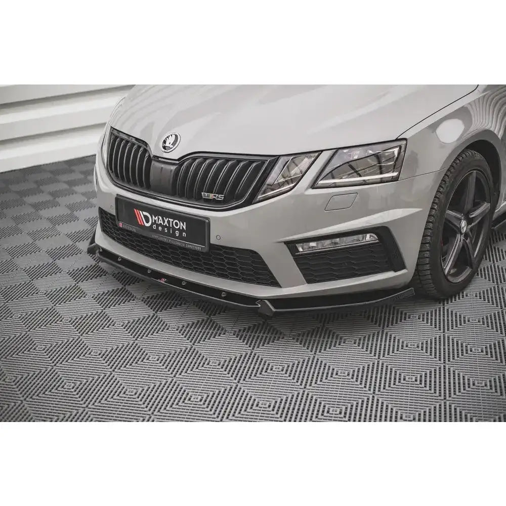 Front lip på Skoda Octavia RS Mk3 Facelift med sort frontsplitter montert under fangeren.