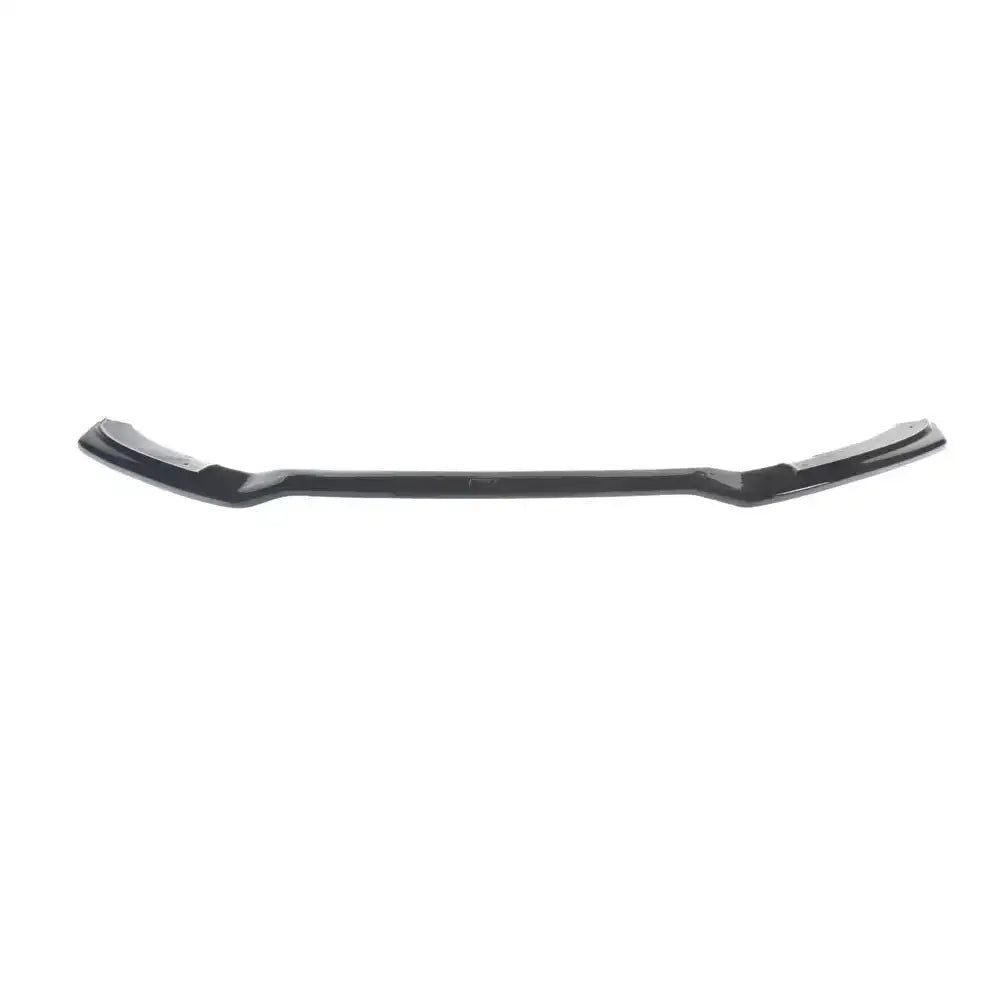 Front splitter til Skoda Scala V.2, svart med buede ender, sett rett forfra mot hvit bakgrunn.