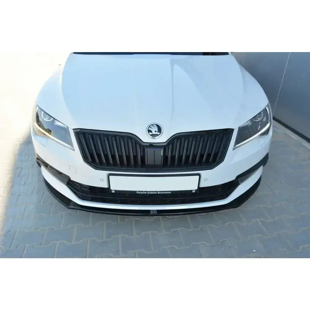 Front lip på Skoda Superb III V.2, sett rett forfra med sort grill og tydelige hovedlykter.