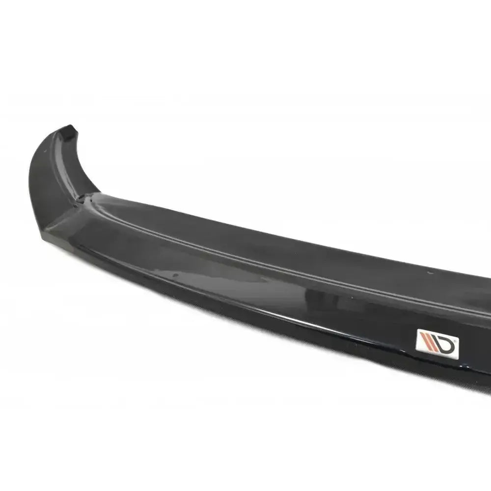 Frontspoiler til Skoda Superb III V.2 i sort blank finish, sett fra skrå vinkel med logo synlig.
