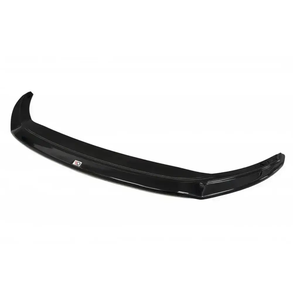 Frontsplitter til Skoda Superb III V.2 i sort blank plast, sett fra skrå vinkel med diskret logo.