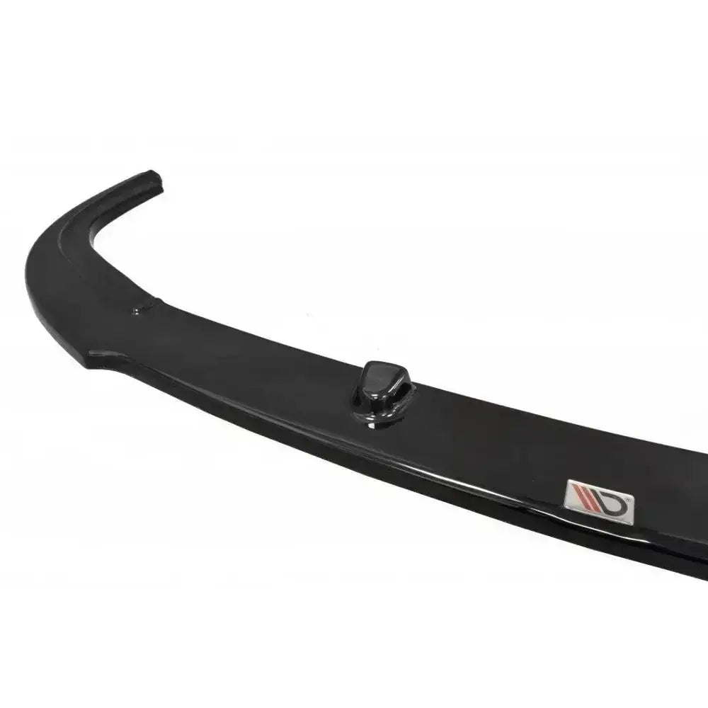 Frontsplitter til Subaru Impreza II Wrx, sort buet design med logo og detalj, sett fra siden.