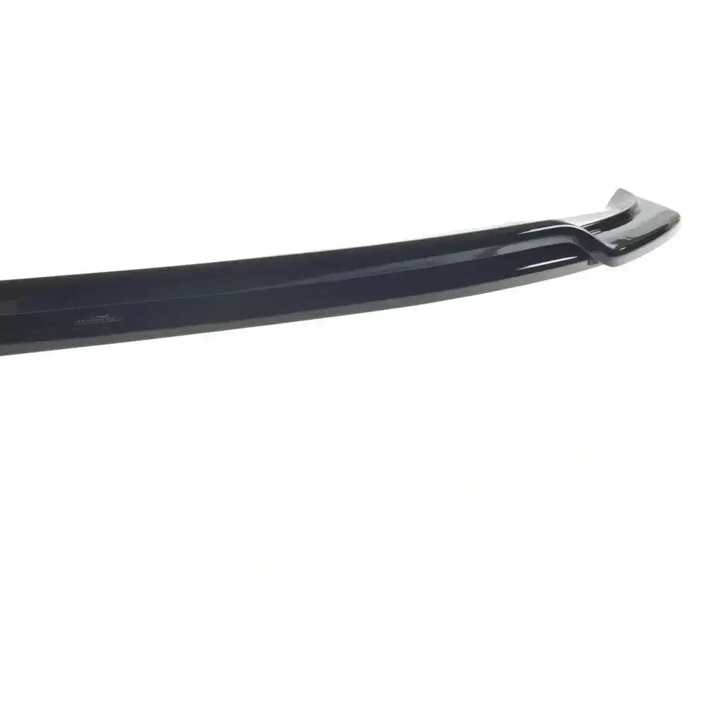 Frontspoiler til Tesla Model 3 V.2 vist fra skråvinkel med blank overflate mot hvit bakgrunn.