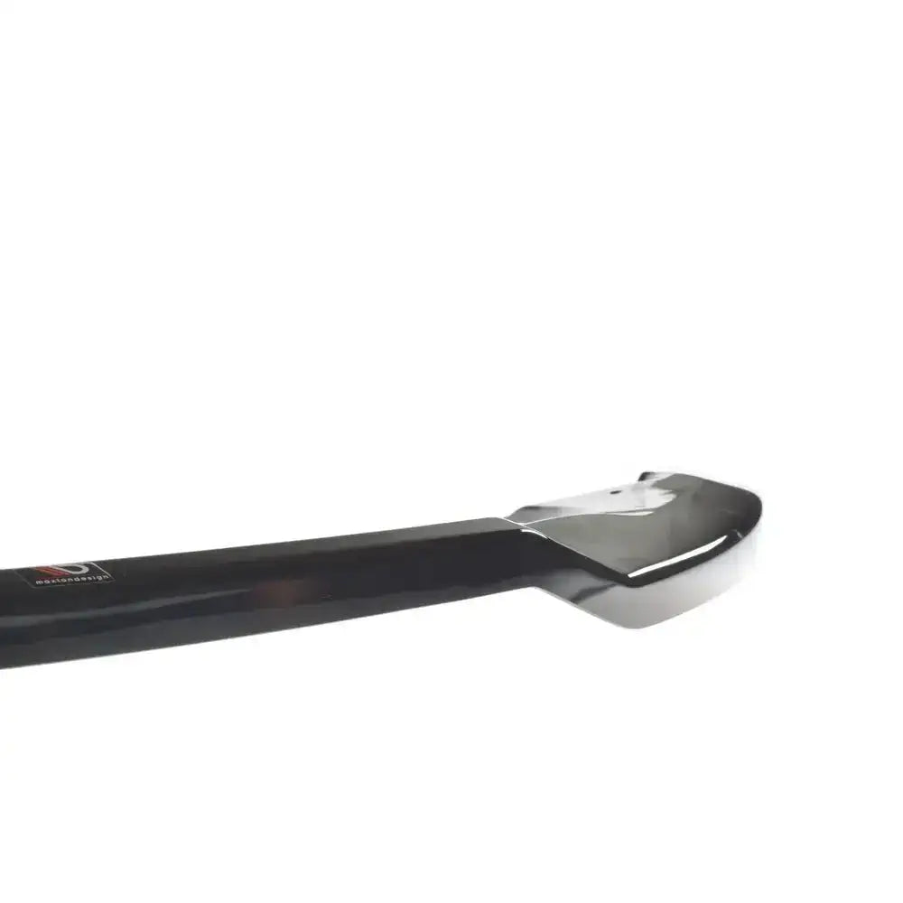 Frontspoiler til Tesla Model X V.2 i sort og sølv metall, sett fra skrå vinkel mot endestykket.