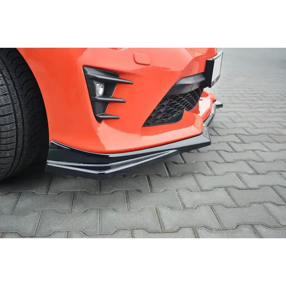 Front lip til Toyota GT86 Facelift V.2, sort glanset plast på oransje bil, nærbilde av venstre hjørne.
