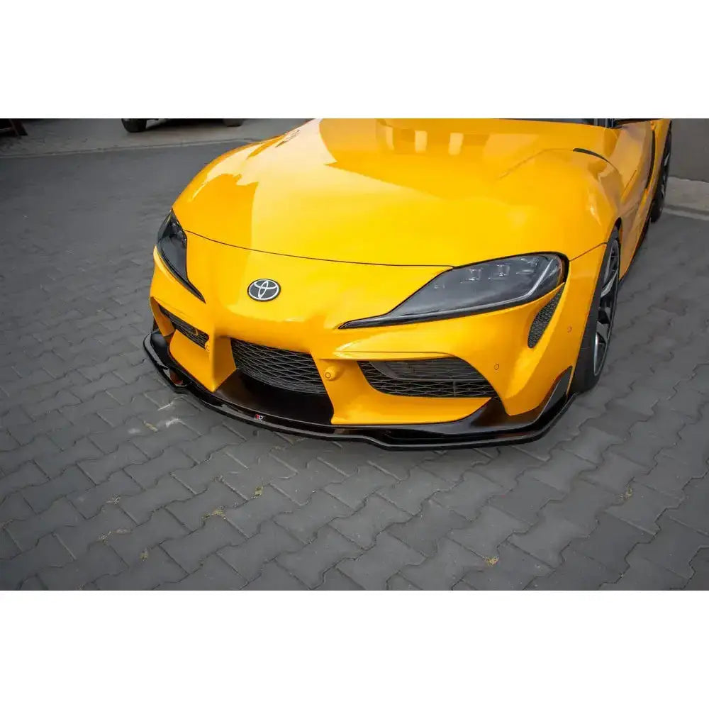 Front lip på Toyota Supra Mk5 V.2 montert på gul sportsbil med sorte detaljer og LED-frontlykter.