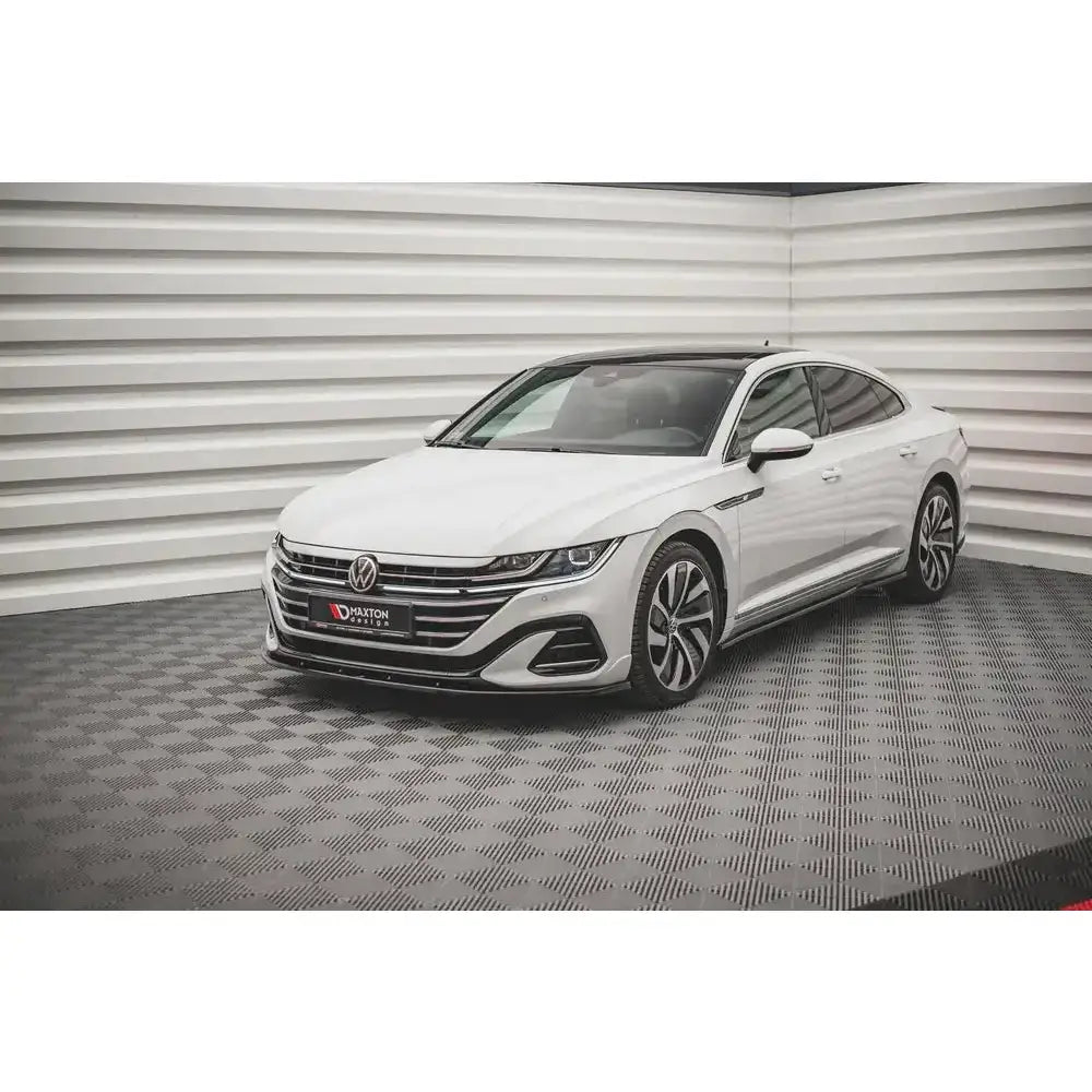 Frontsplitter på Volkswagen Arteon R-Line Facelift med mørke felger og sort tak i lyst rom.