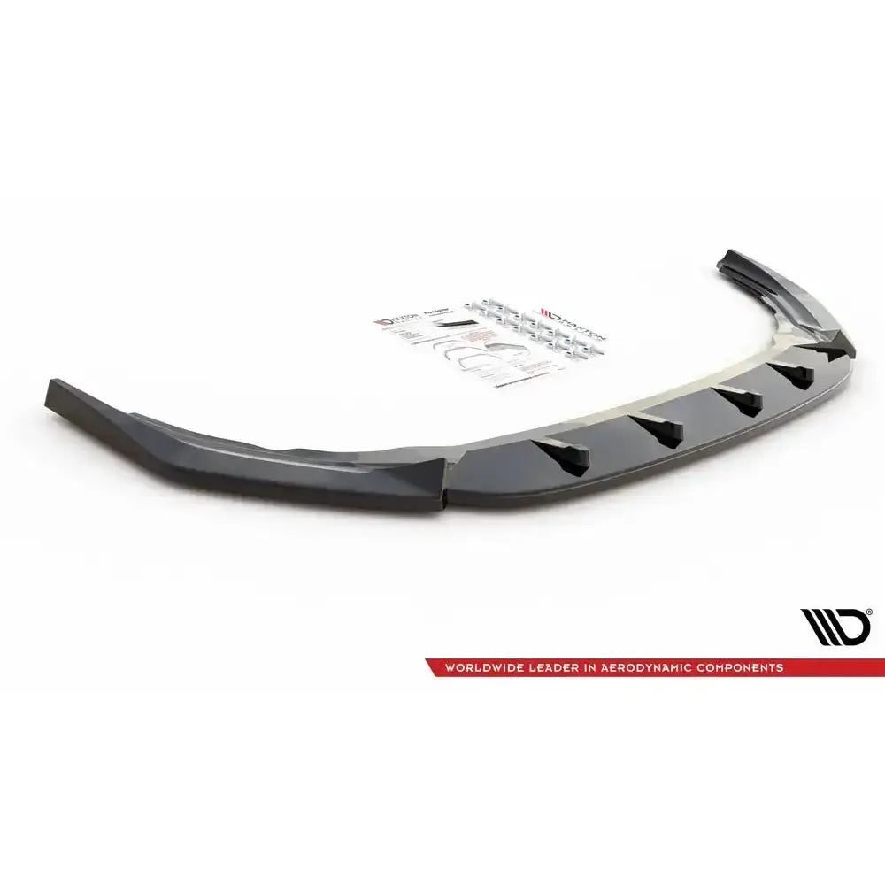 Front splitter V.2 til Volkswagen Golf R Mk8 i sort plast, skrå vinkel med monteringsutstyr bak.