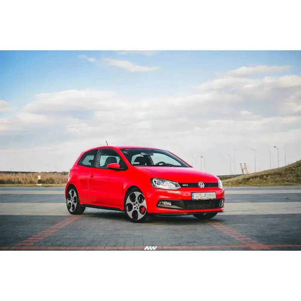 Frontleppe V.2 Volkswagen Polo Mk5 Gti 6R Preface montert på rød bil med sorte detaljer og aluminiumsfelger.