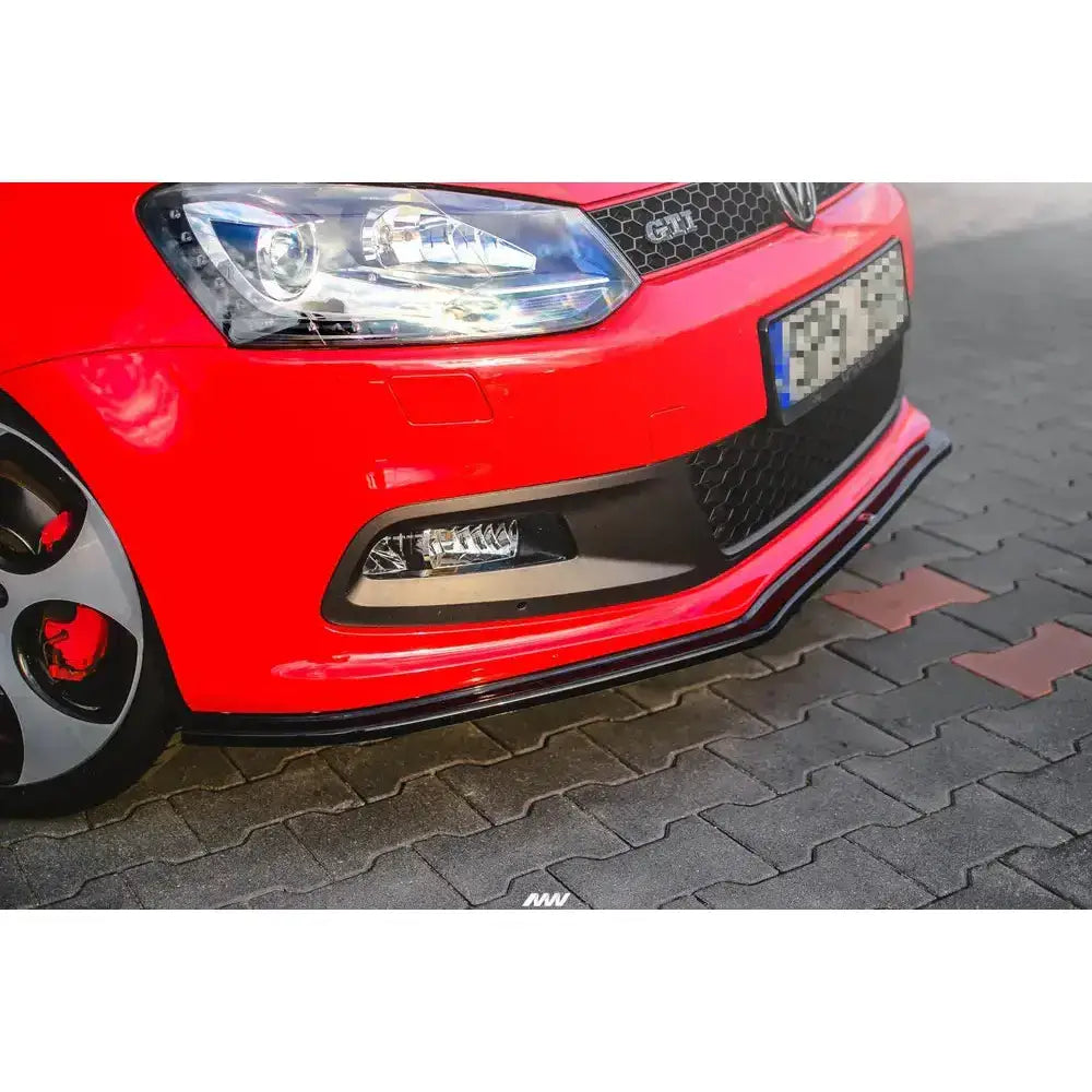 Frontspoiler på Volkswagen Polo Mk5 GTI 6R med sort og rød splitter, detaljer på grill og tåkelys.