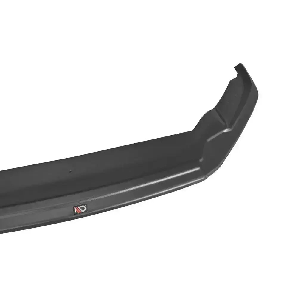 Front splitter til Volkswagen Scirocco Mk.3 R Facelift i sort plast, sett skrått ovenfra med logo på midten.