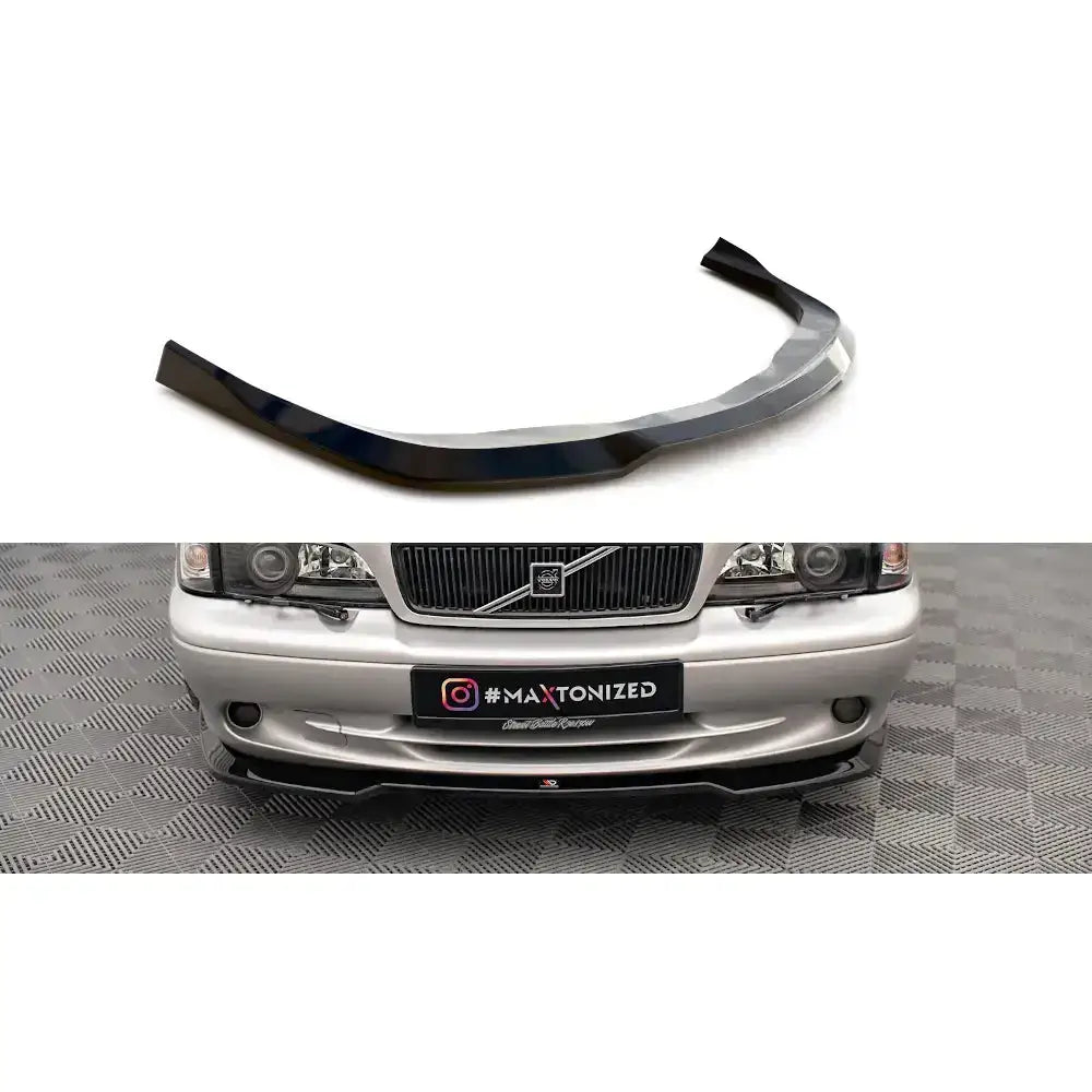 Frontleppe V.2 Volvo C70 Mk1 i sort glanset plast, vist separat og montert på bil forfra.