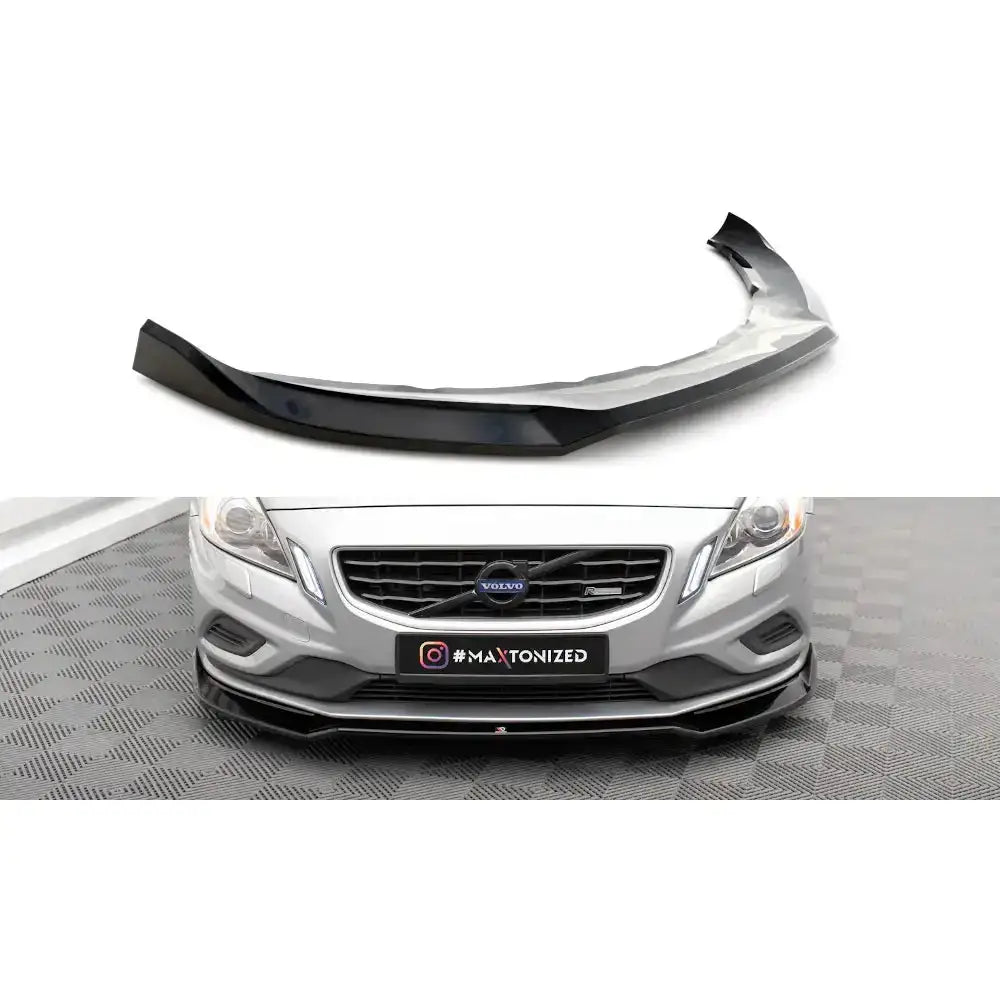 Frontleppe V.2 Volvo S60 R-Design Mk2 i sort plast, vist separat og montert på sølvfarget bil forfra.