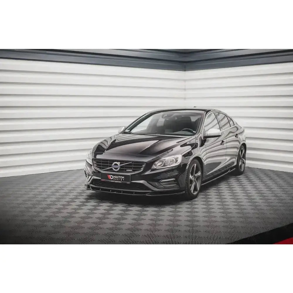 Frontspoiler på Volvo S60 R-Design Mk2 14-18, svart bil med mørke felger sett skrått forfra.