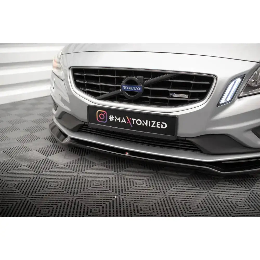 Frontsplitter på Volvo S60 R-Design Mk2 med sølvfarget støtfanger og markerte LED-lys.