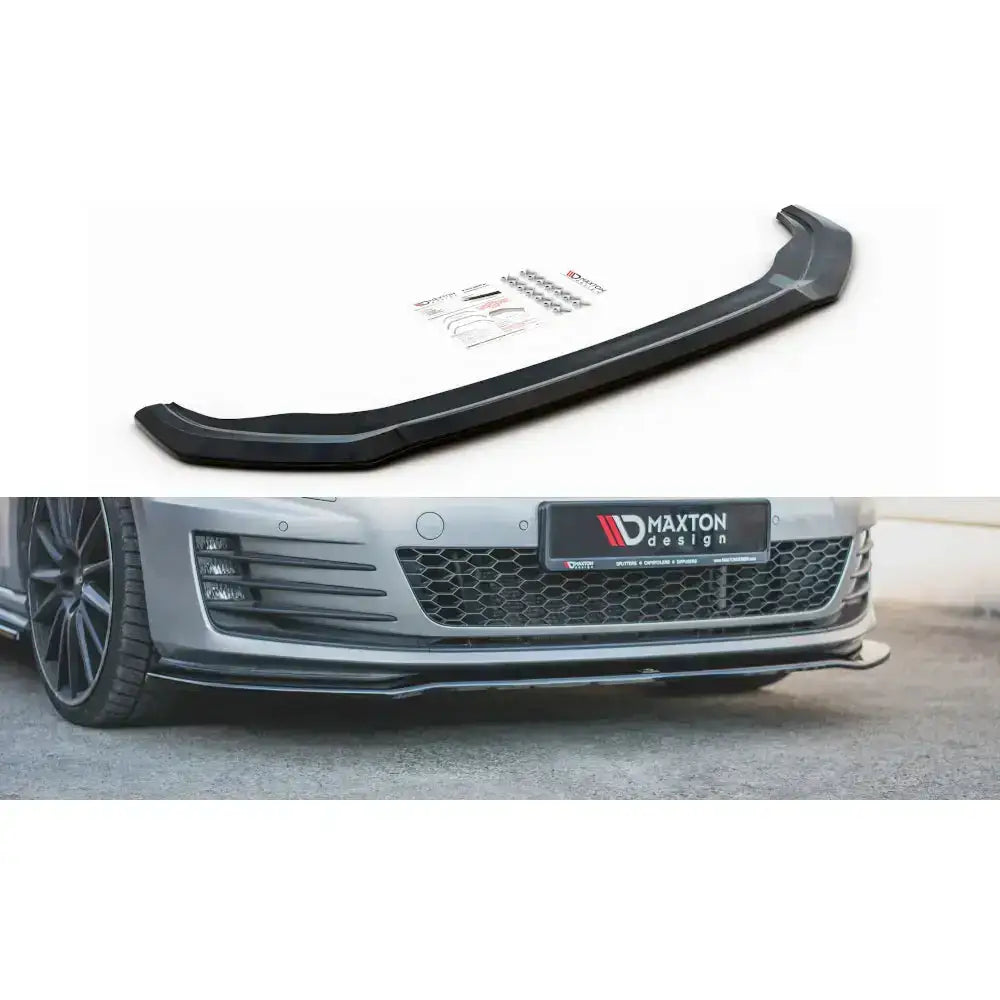 Frontleppe V.2 til VW Golf VII GTI i sort plast med monteringsutstyr, sett skrått ovenfra og montert på bil.