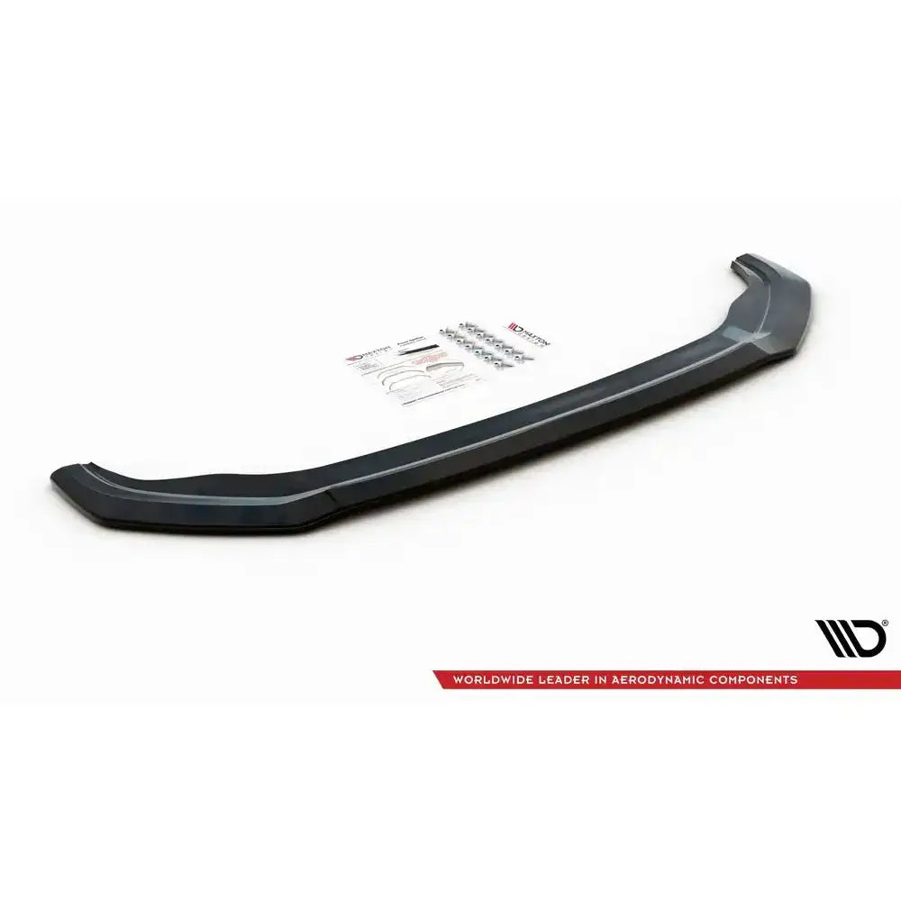 Frontspoiler V.2 til VW Golf VII GTI sett skrått ovenfra med monteringsutstyr og instruksjoner ved siden av.
