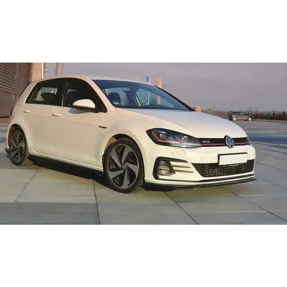 Frontleppe V.2 på hvit VW Golf VII GTI Facelift med sorte detaljer og store aluminiumsfelger.