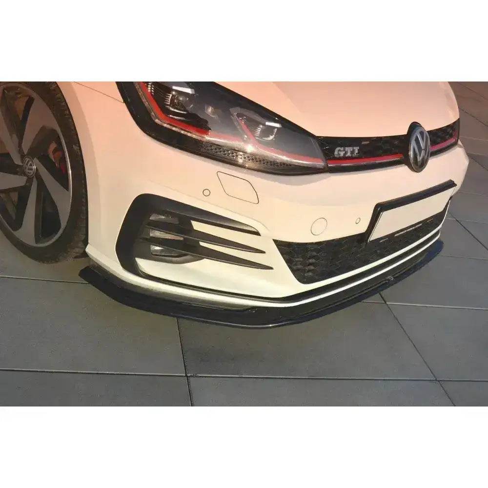 Frontsplitter til VW Golf VII GTI Facelift V.2 montert på hvit bil, sett skrått forfra med detaljer.