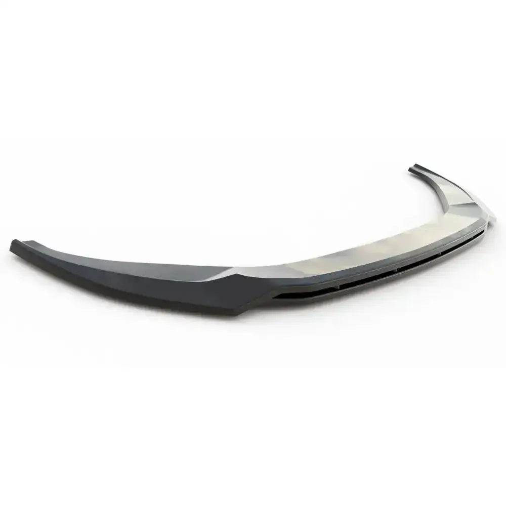 Front splitter Audi A6 C8 V.3 sett fra skrå vinkel med markerte linjer mot hvit bakgrunn.