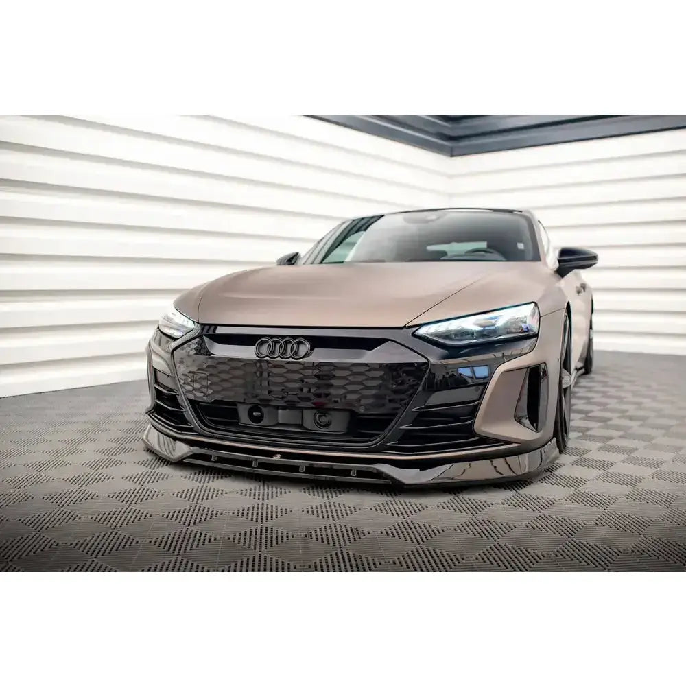 Front lip på Audi e-Tron GT V.3 viser matt brun bil med sort grill og moderne LED-frontlykter.