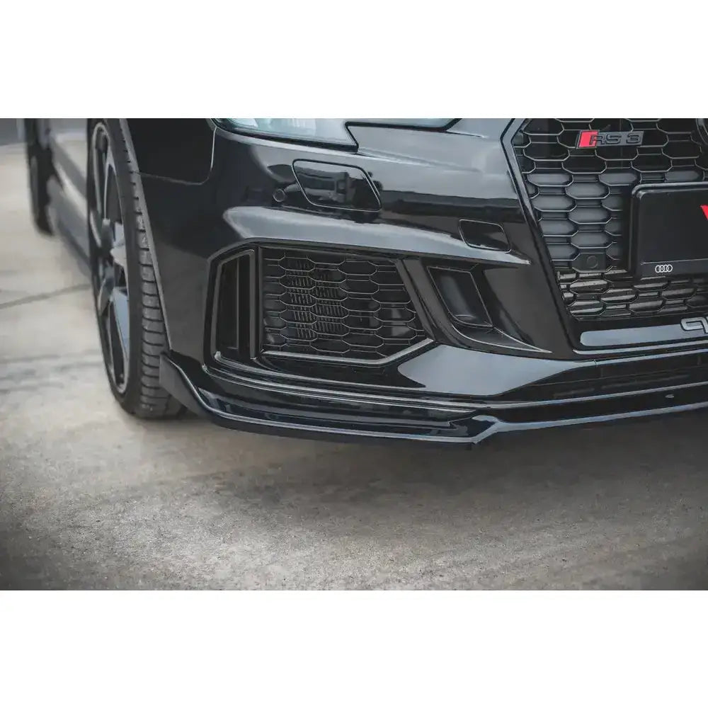 Frontspoiler Audi RS3 8V FL V.3 detaljbilde med grill og venstre frontlykt på sort bil.