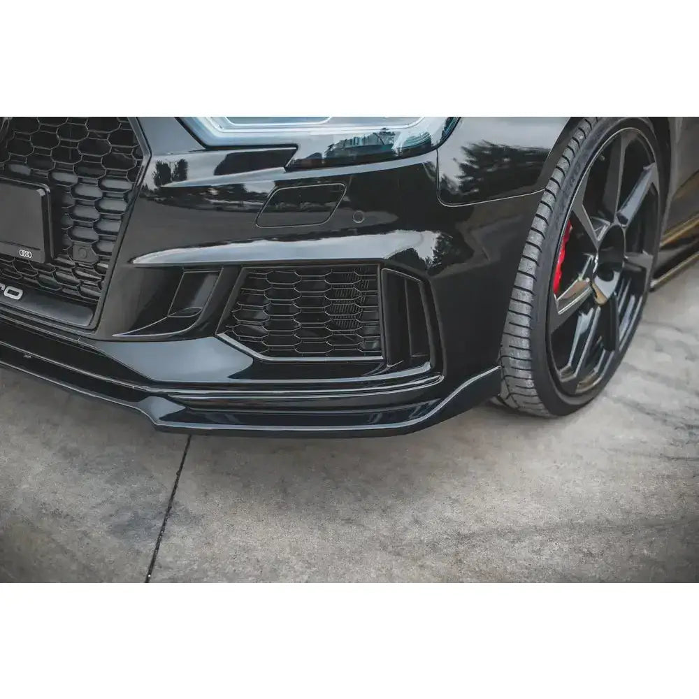 Front splitter på Audi RS3 8V FL Sportback med fokus på frontleppe, bikakemønstret luftinntak og røde bremsekalipere.