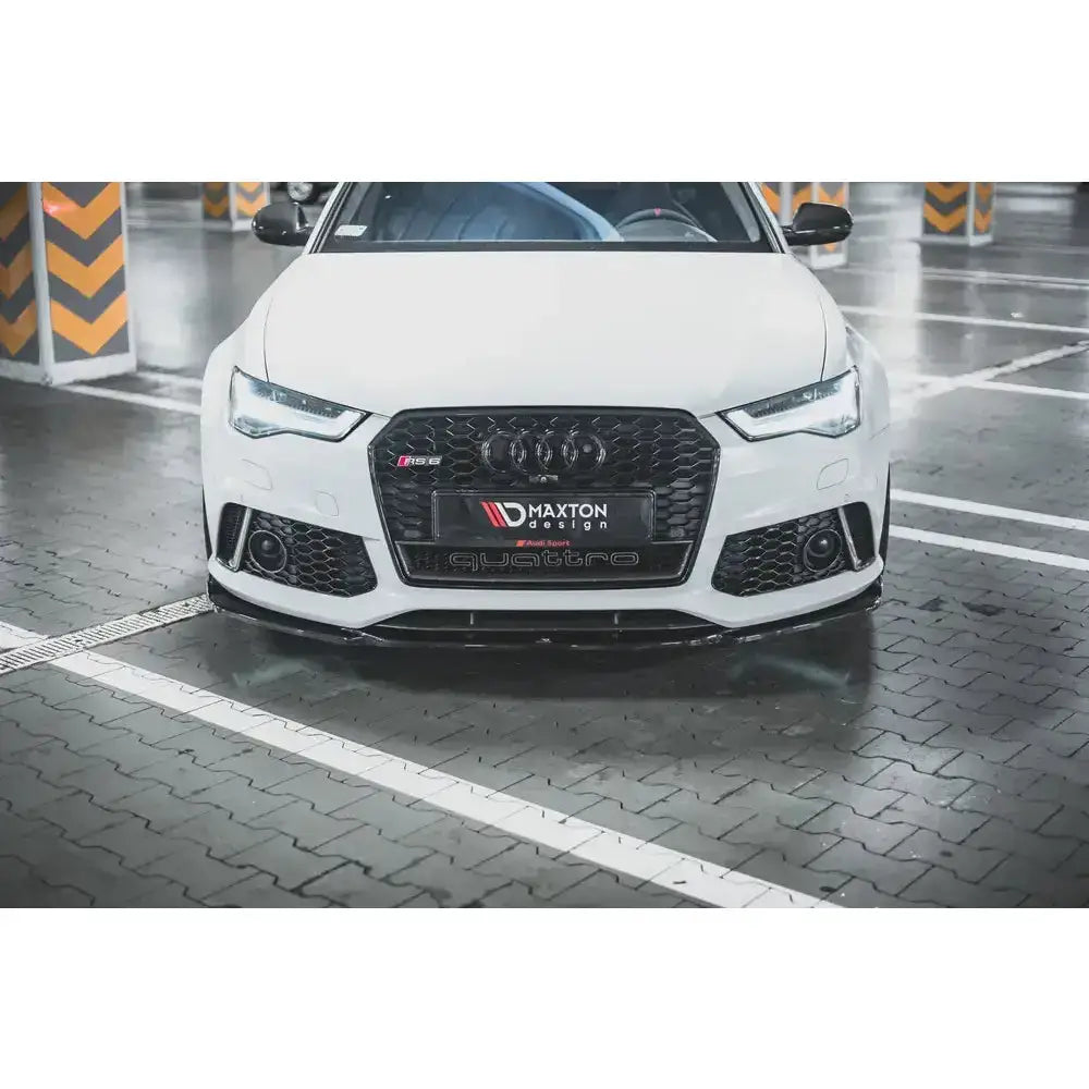 Frontsplitter V.3 Audi RS6 C7 montert på hvit bil med sort grill og Maxton Design-logo, sett forfra.