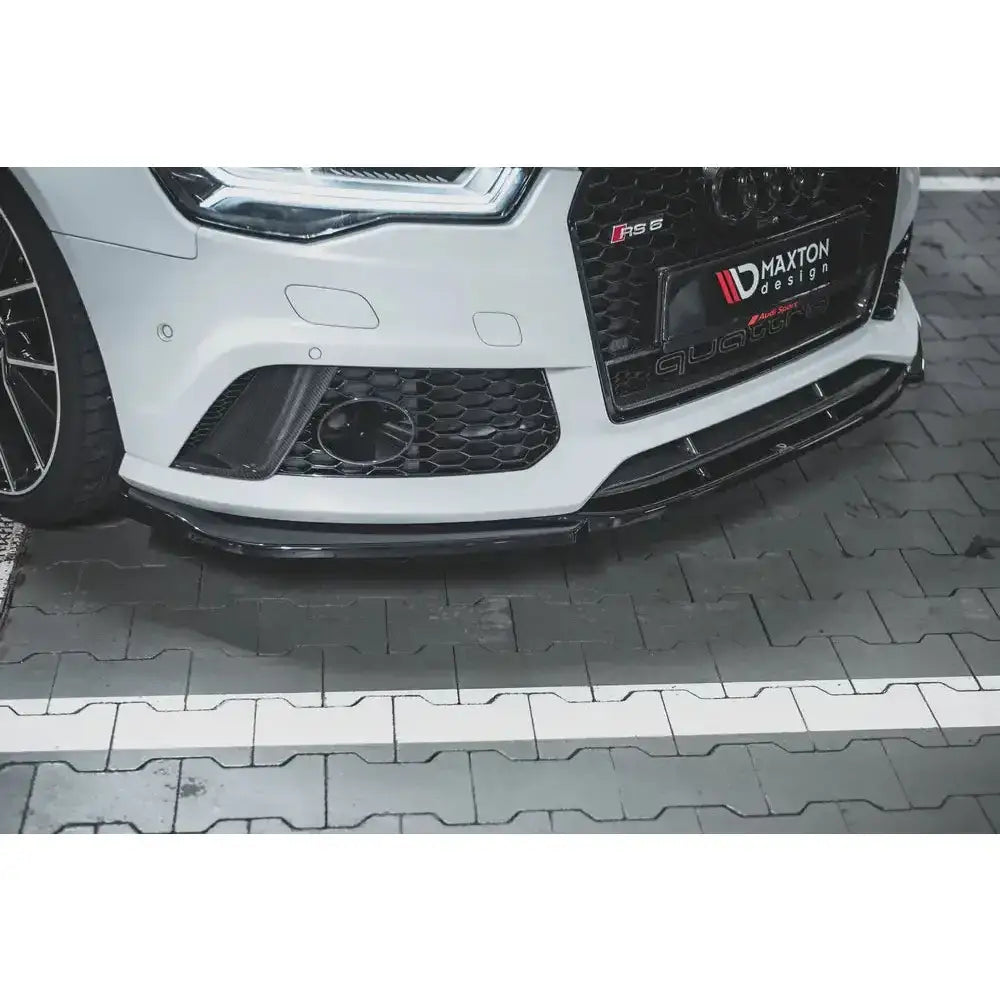 Front lip Audi RS6 C7 V.3 sort frontsplitter i blank finish montert på hvit bil, sett forfra.
