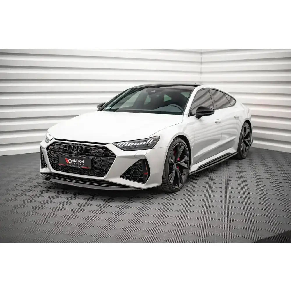Frontspoiler på Audi RS6 C8 V.3, hvit sportsbil med sorte detaljer og store svarte felger.