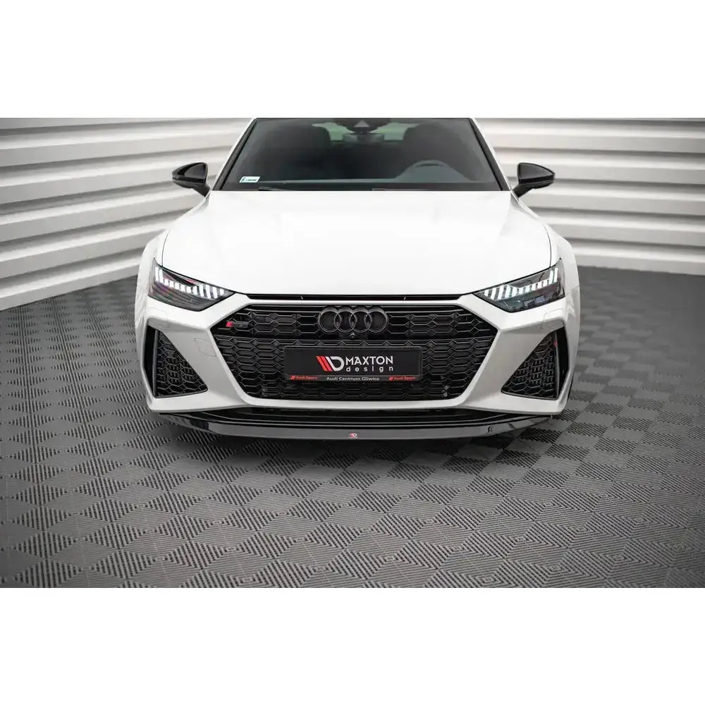 Frontsplitter på Audi RS6 C8 V.3, hvit bil med sort grill og sportslig frontleppe sett forfra.