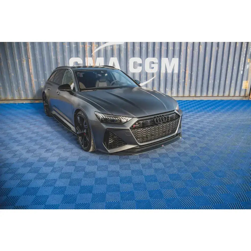 Front lip på Audi RS6 C8 V.3, mattgrå bil med sorte detaljer og sportsfelger parkert foran container.