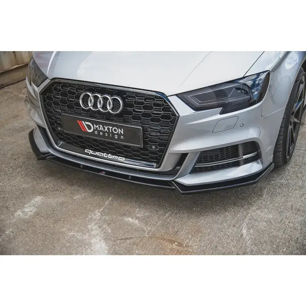 Front lip på Audi S3/A3 S-Line 8V Facelift med svart splitter og quattro-logo mot sølvfarget grill.
