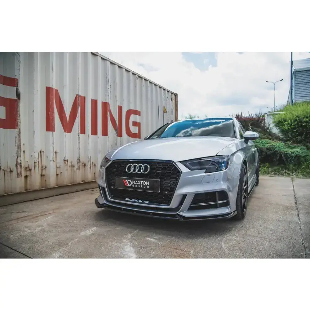 Frontleppe V.3 Audi S3/A3 S-Line 8V Facelift montert på sølvfarget bil parkert ved hvit container.