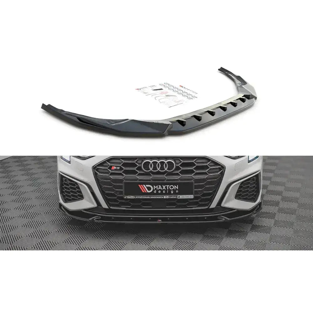 Frontleppe V.3 sort splitter montert på hvit Audi S3 8Y, sett fra skrå vinkel med utstyr.