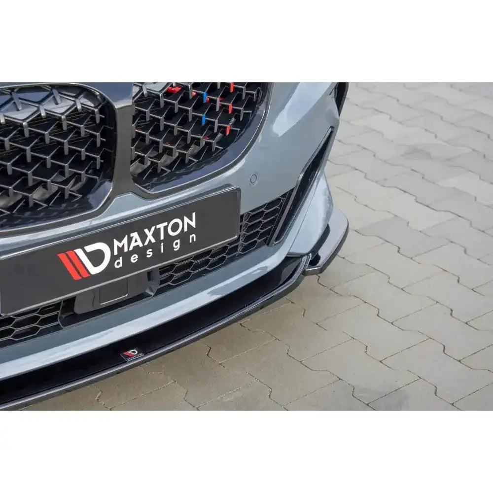 Frontsplitter på grå BMW 1 F40 M-Pack med svart sportslig design og Maxton Design-logo på skiltet.