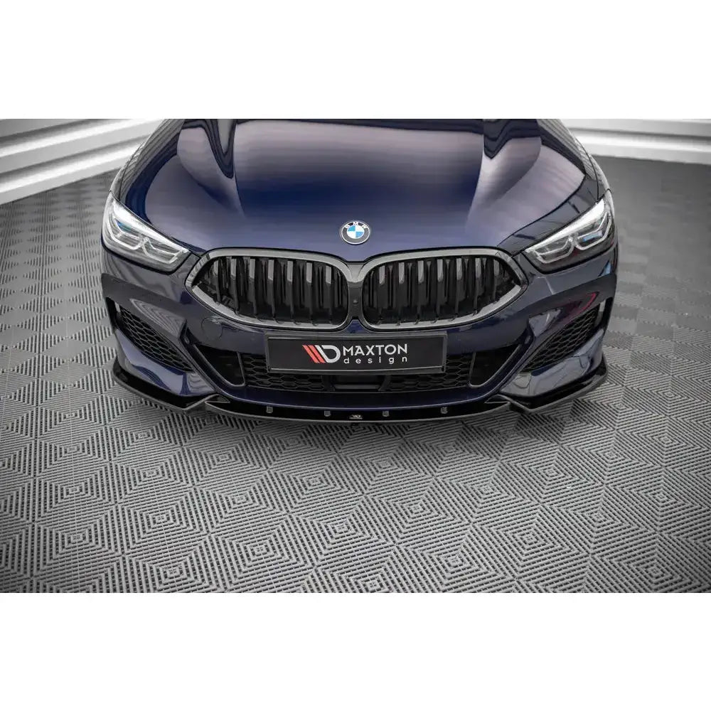 Frontsplitter på Bmw 8 Serie Coupe G15 med svart grill og blanke detaljer, sett rett forfra.